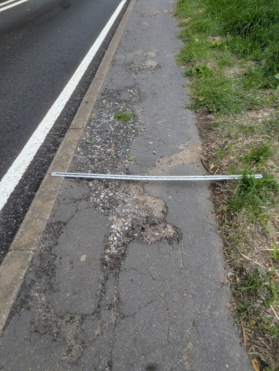 Broken footway edge with rule