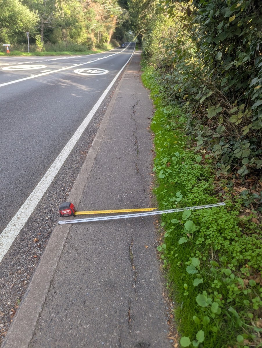 Rule laid across the footway overhanging the verge